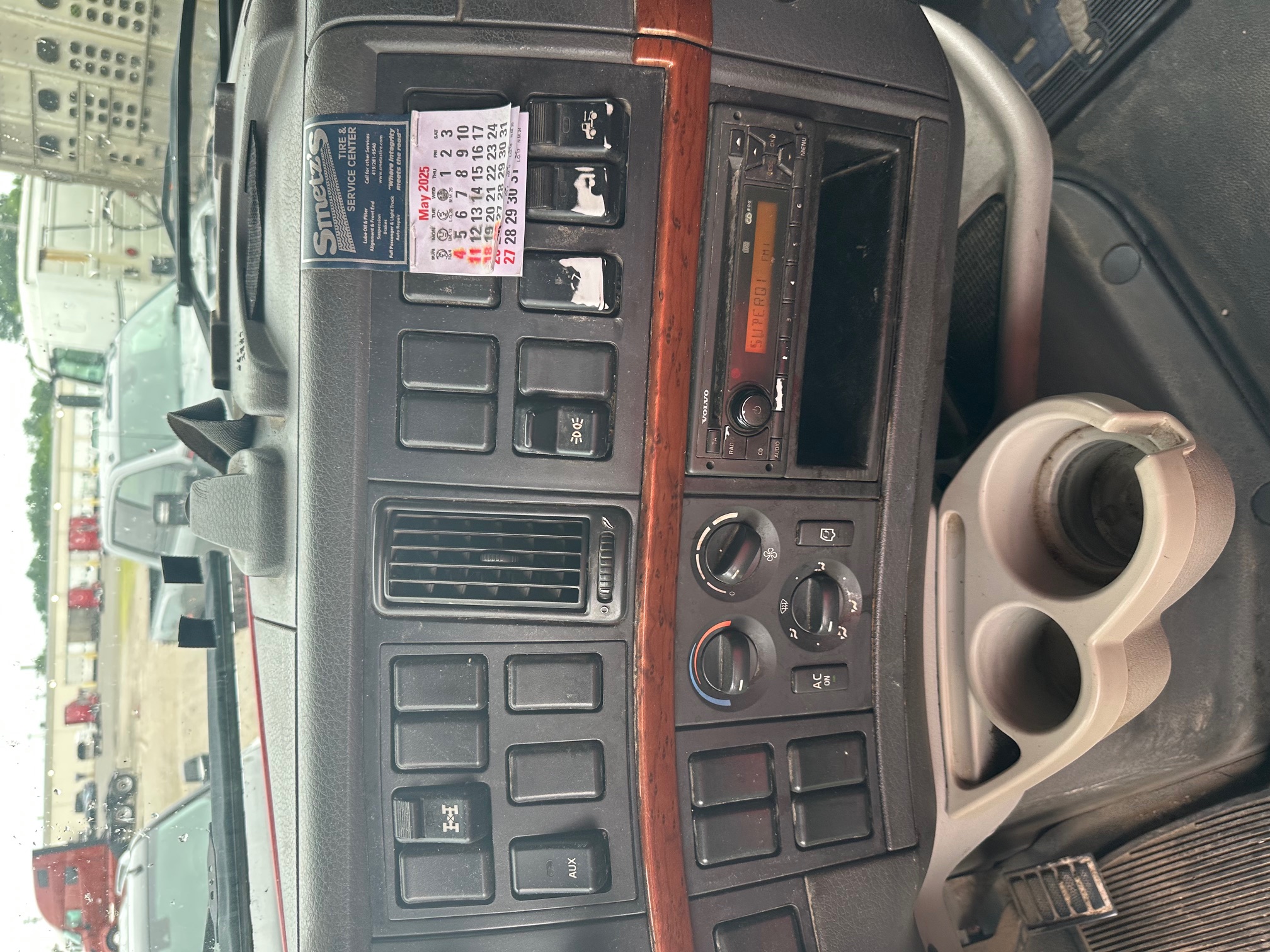 2011 VOLVO VNL 64T630 - Image 10